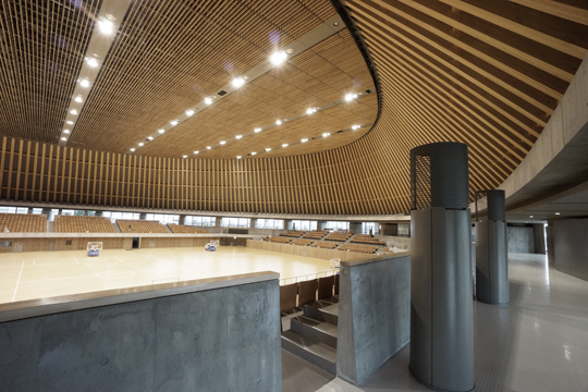 内藤廣建築設計事務所が設計した静岡県草薙総合運動場体育館の内部