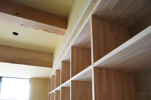 岡崎市の住宅　リビングにある作り付けの本棚