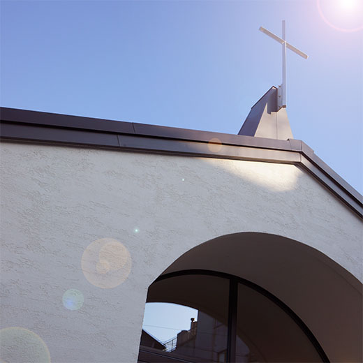 教会の屋根にある十字架の画像