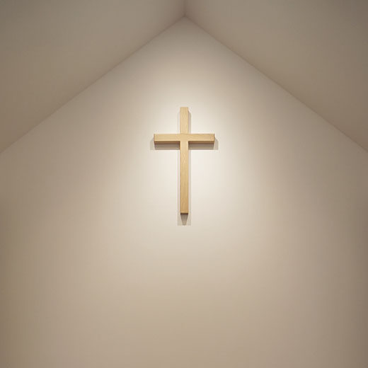 塗り壁に掛けられた十字架の画像