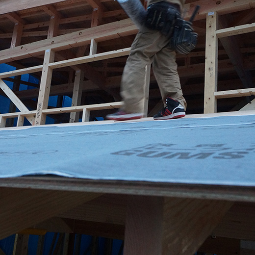 屋根のアスファルトルーフィングを葺いている写真