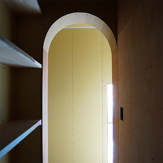 入り口がアール形状の1畳サイズのパントリー
