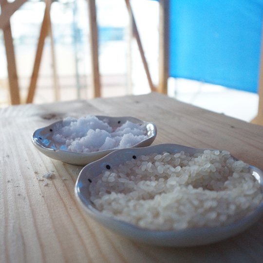 工事の無事を祈願する米と塩