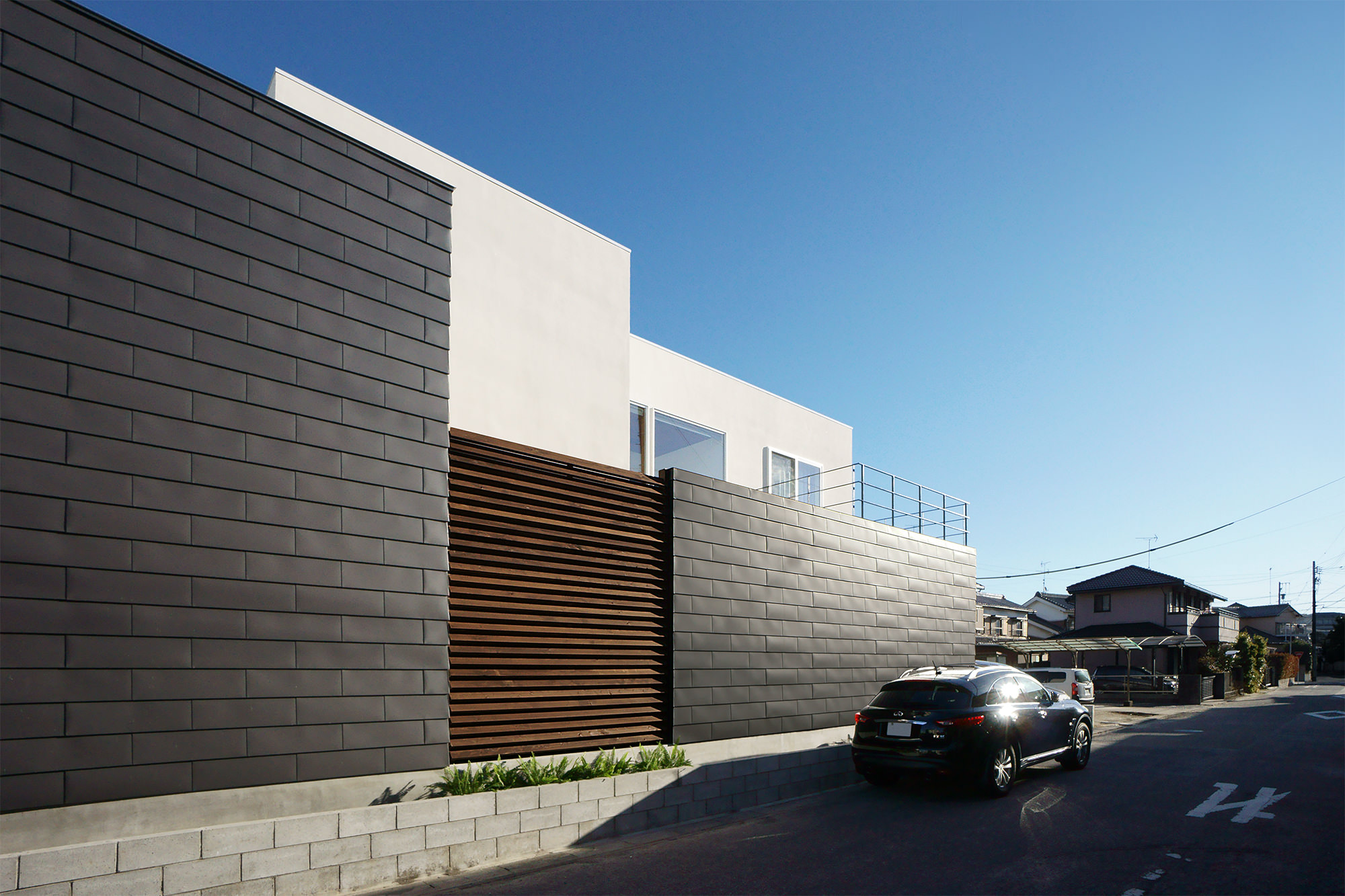 ガルバリウム鋼板一文字葺の外壁を使った住宅の外観写真